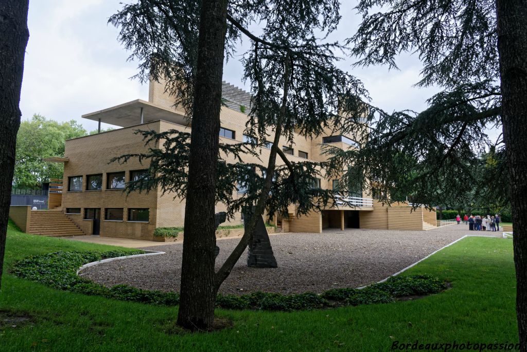 La villa est placée au cœur d'un immense parc, au sommet de la colline de Beaumont, pas très loin des usines de Paul Cavrois.